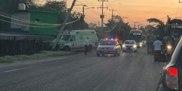 Una ambulancia derribó un poste