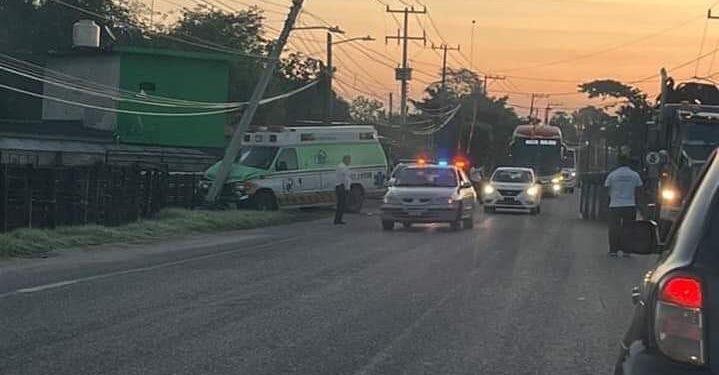 Una ambulancia derribó un poste
