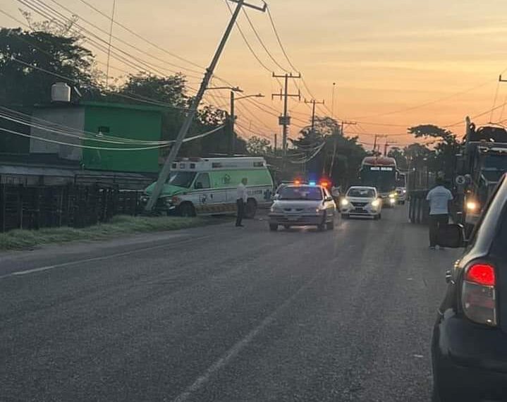 Una ambulancia derribó un poste