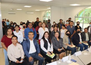 Realizan conversatorio sobre