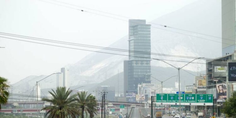 Continúa lluvia de polvo