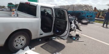 Despedazan camioneta