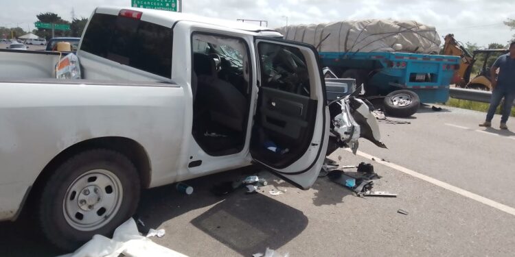 Despedazan camioneta