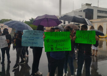Protestan por falta de pago