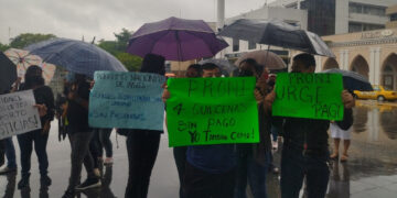 Protestan por falta de pago