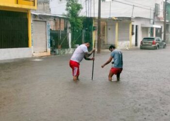 Aguacero inundó las calles de Villahermosa