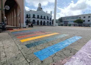 Pinta paso peatonal comunidad LGTB+