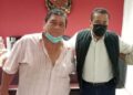 Dobló las manos