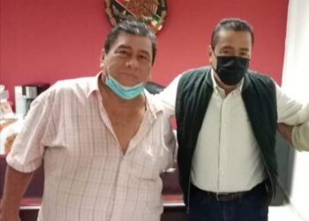 Dobló las manos