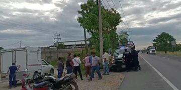 Abrazado de un poste