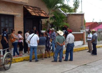 Se plantan frente a casa de la alcaldesa