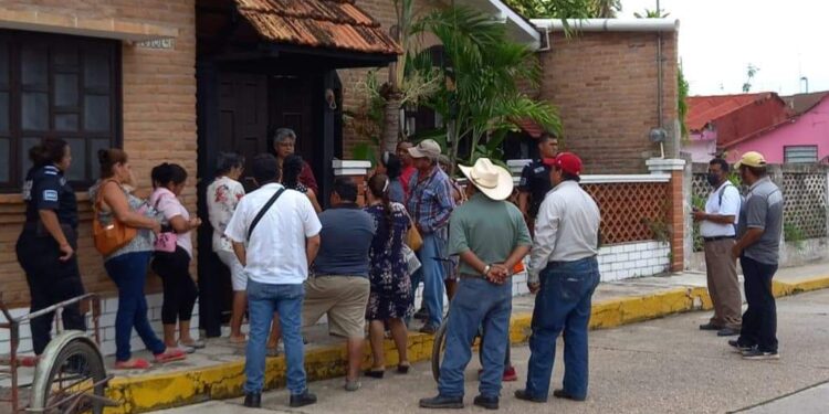 Se plantan frente a casa de la alcaldesa