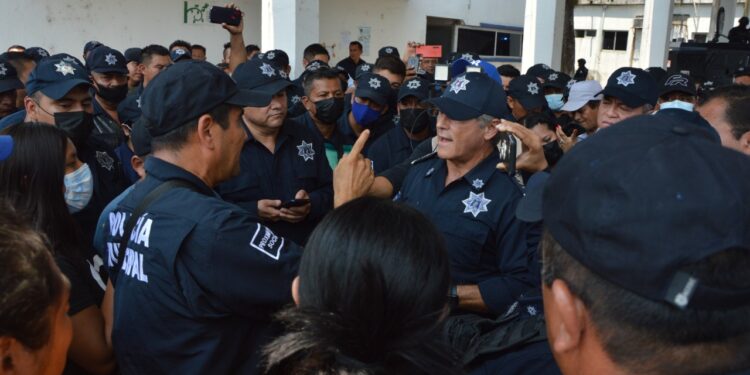 Policías sin respaldo