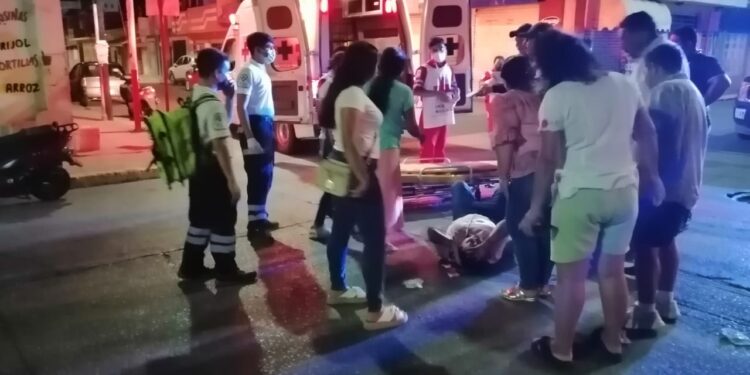 Mujer es lanzada desde automóvil