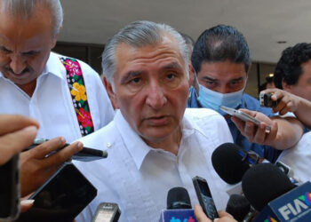 Metiéndole el pie, al propio Adán