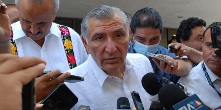 Metiéndole el pie, al propio Adán