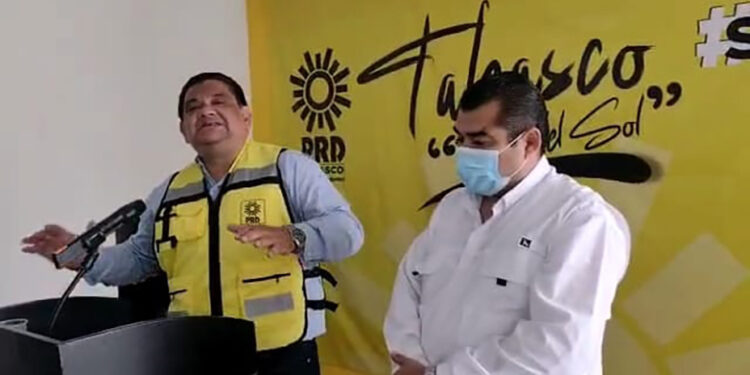 Funcionarios caen en dimes y diretes