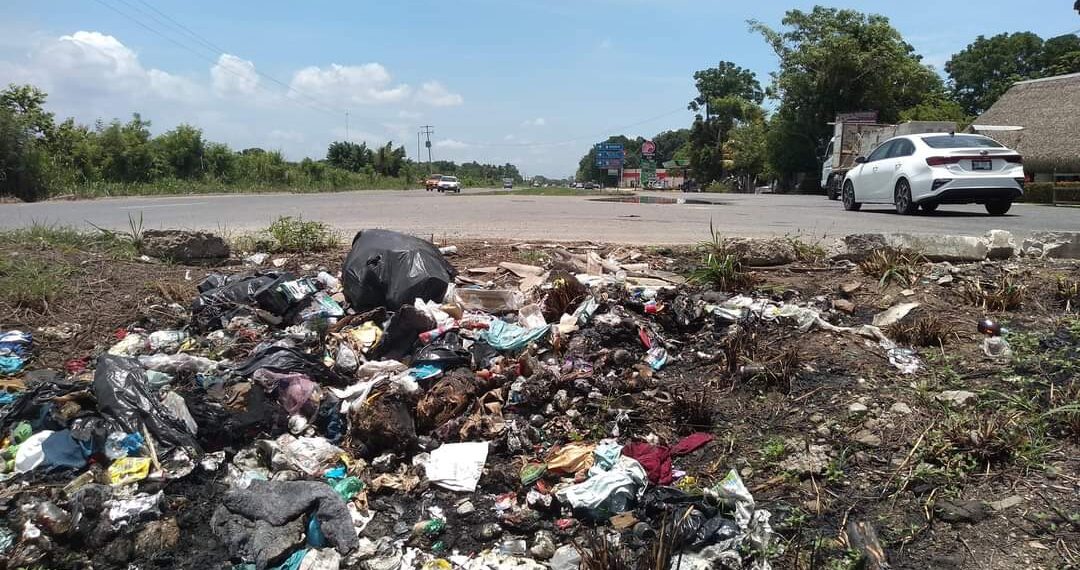 Basurero en autopista