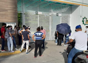 Alumnos protestaron por cobro de cuotas