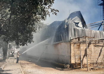 Voraz incendio acabó bodega de café