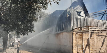 Voraz incendio acabó bodega de café