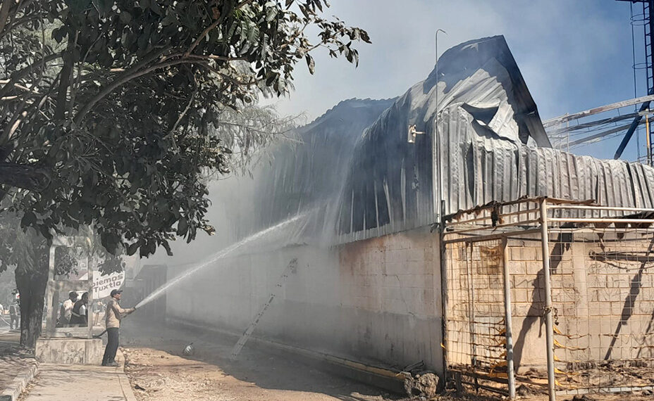 Voraz incendio acabó bodega de café