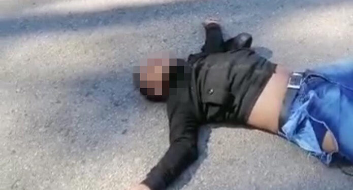 Quedó tendido en la carretera