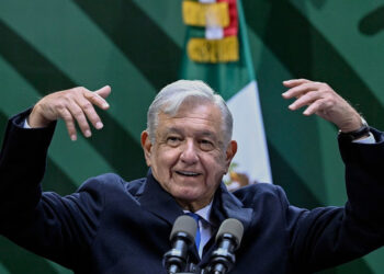 Busca nuevamente reducir salarios