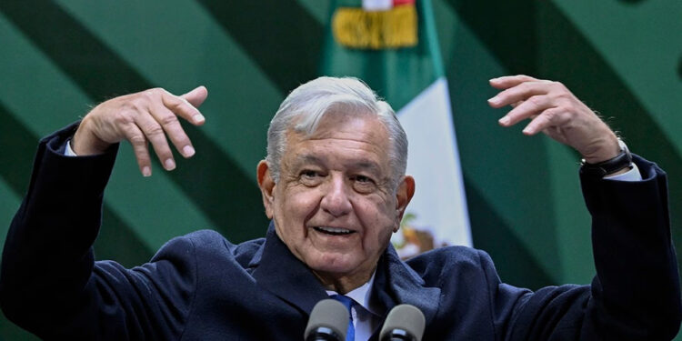 Busca nuevamente reducir salarios