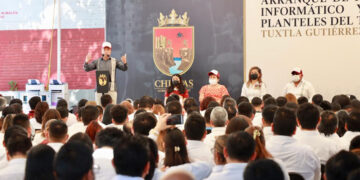 Beneficiados con equipo informático y material bibliográfico