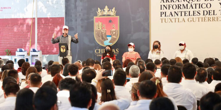 Beneficiados con equipo informático y material bibliográfico