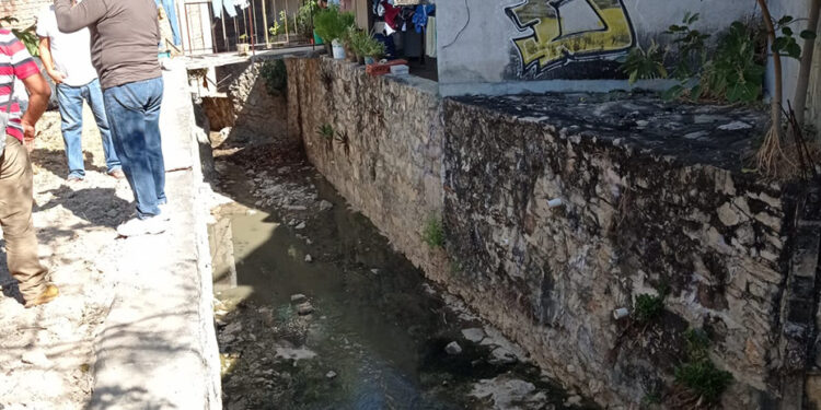 Piden solución al problema de aguas negras