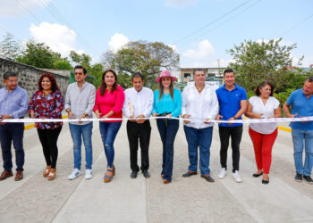 Inaugura pavimentación mixta de calles