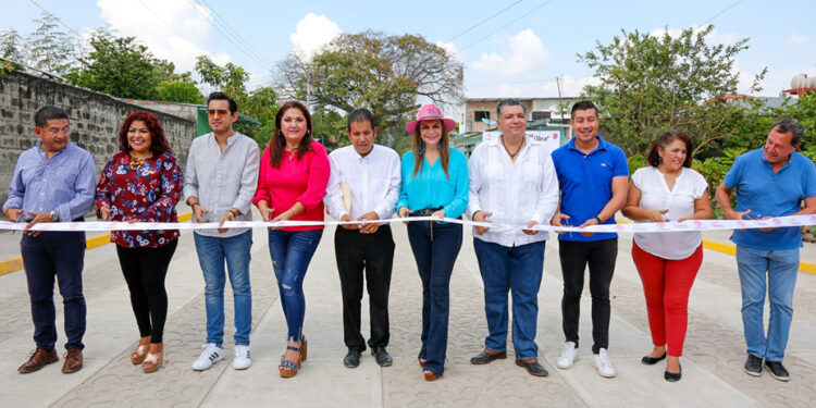 Inaugura pavimentación mixta de calles
