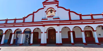 Retienen a funcionarios