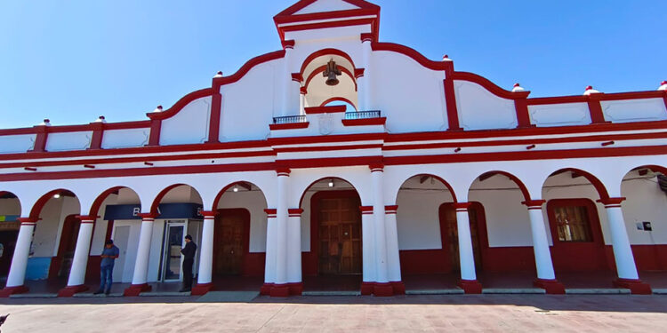 Retienen a funcionarios