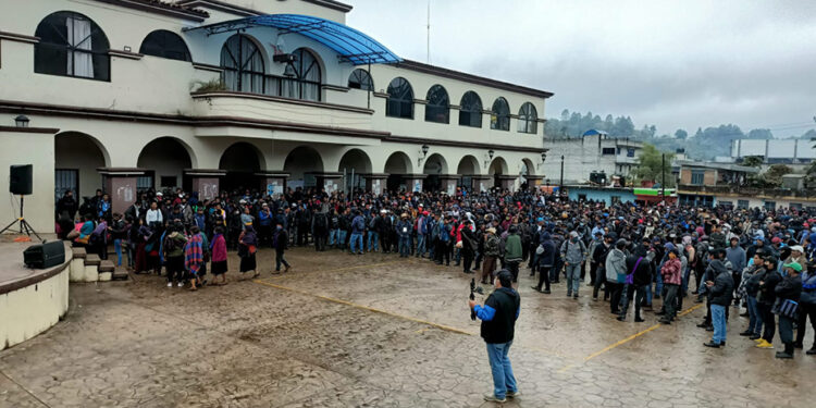 Retienen a policía municipal