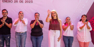 Llevan servicios de salud y capacitación a mujeres