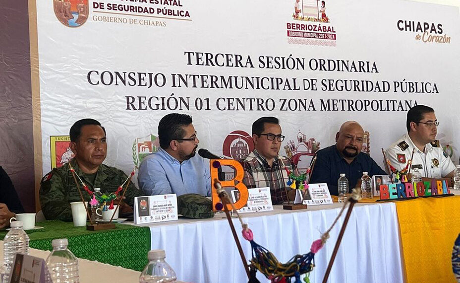 Asiste a reunión del consejo de seguridad pública