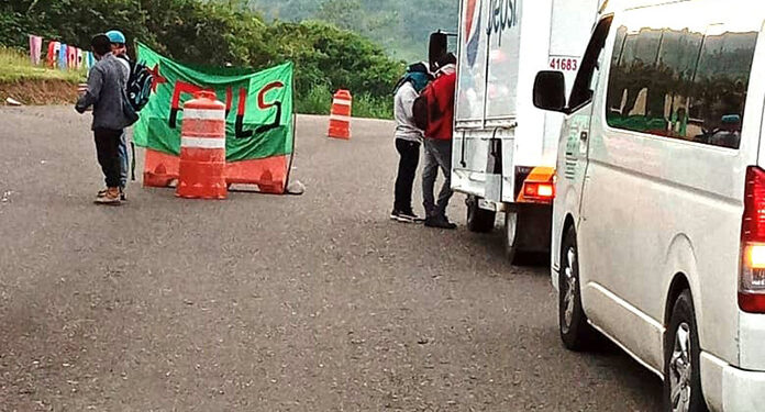 Instalan bloqueo-boteo