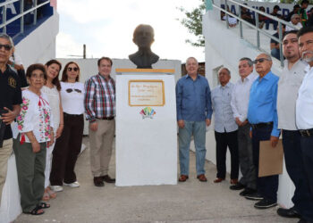 Develan busto de don Miguel Tamayo Guzmán