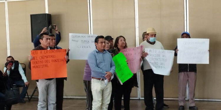 Colonos del barrio de Fátima irrumpen sesión de cabildo