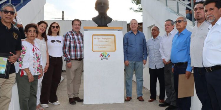 Develan busto de don Miguel Tamayo Guzmán