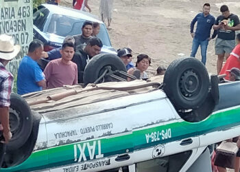 Taxi quedó llantas arriba