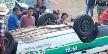 Taxi quedó llantas arriba