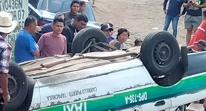 Taxi quedó llantas arriba