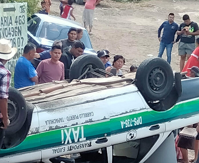 Taxi quedó llantas arriba