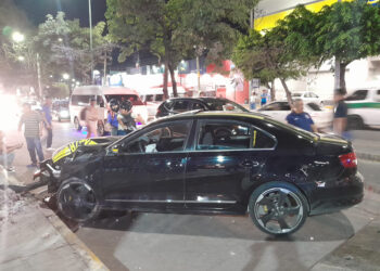 Dejó su carro como acordeón