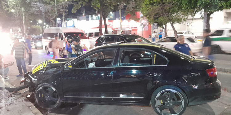 Dejó su carro como acordeón