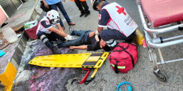 Vendedor de bebidas frescas se estrella contra una casa